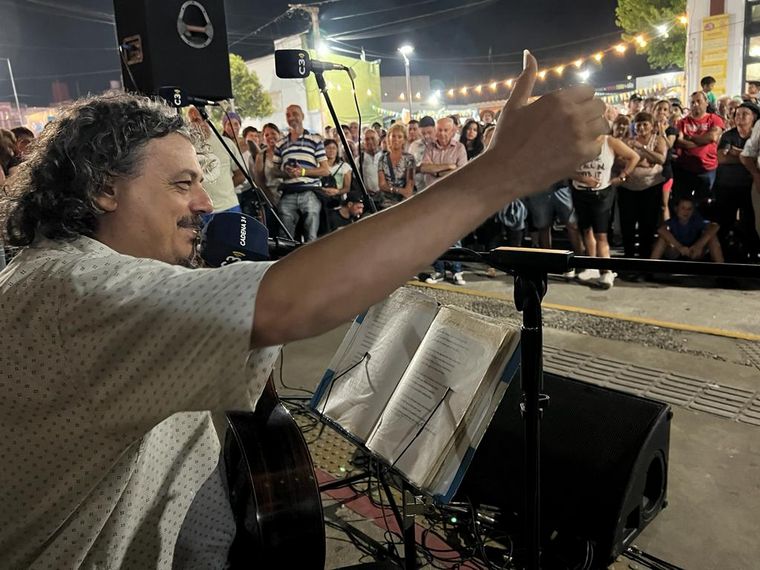 La Peña de Cosquín calentó motores de la quinta luna coscoína