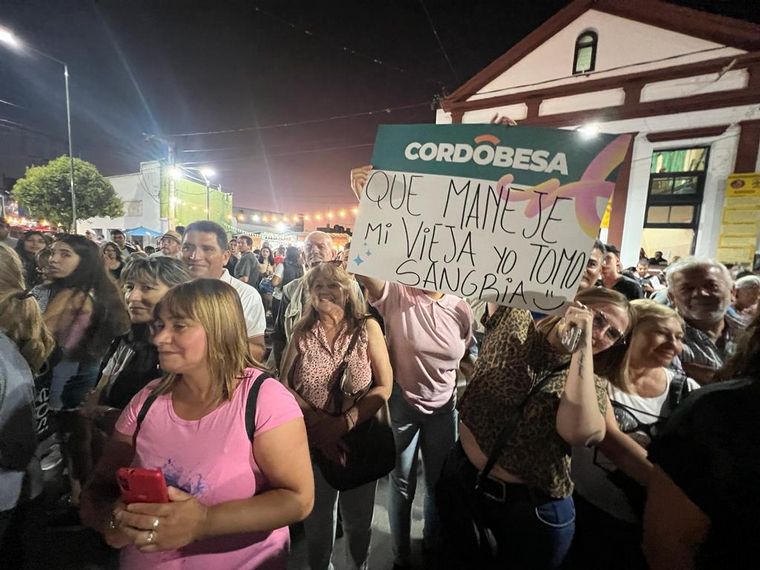 La Peña de Cosquín calentó motores de la quinta luna coscoína