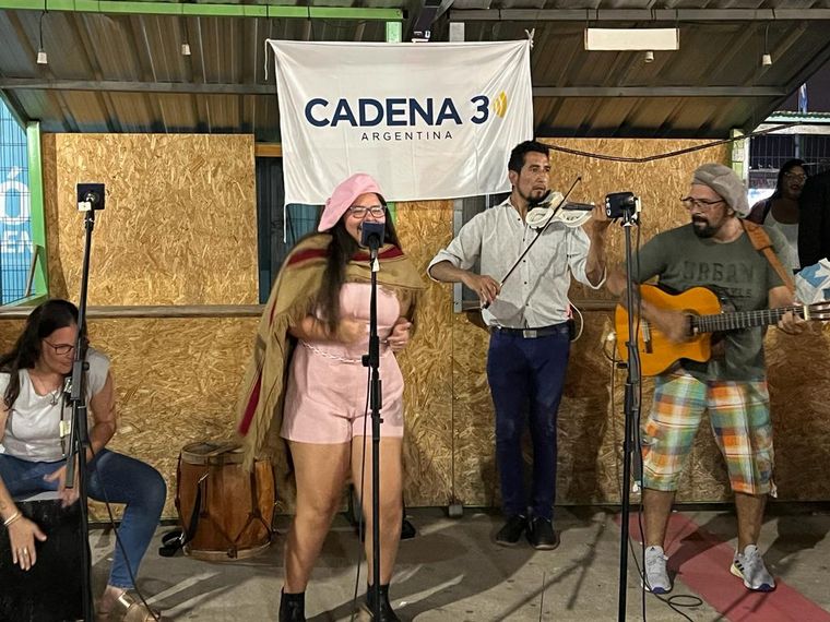 La Peña de Cosquín calentó motores de la quinta luna coscoína