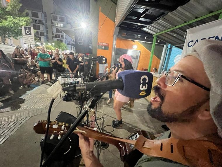 La Peña de Cosquín calentó motores de la quinta luna coscoína