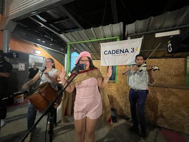 La Peña de Cosquín calentó motores de la quinta luna coscoína