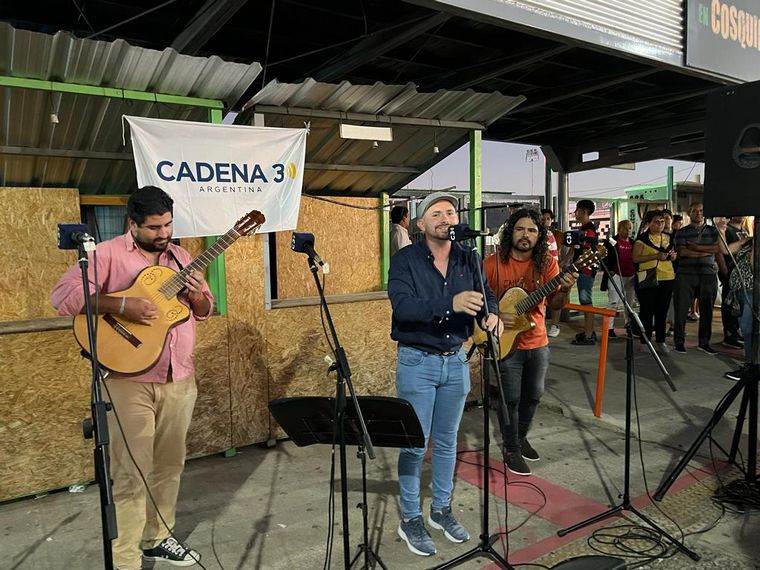 La Peña de Cosquín calentó motores de la quinta luna coscoína