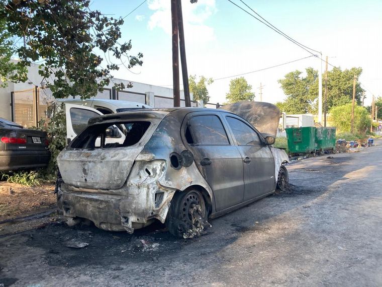 AUDIO: Un auto de una policia incendiado frente a la comisaria de Barrio Ludueña 