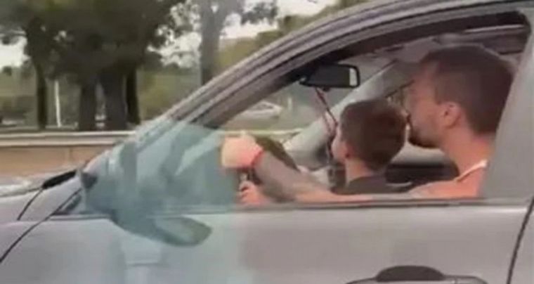 FOTO: Un hombre hizo manejar a alta velocidad a su hijo en plena autopista Riccheri