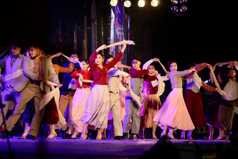 FOTO: Grandes folcloristas pasaron por el escenario en la sexta velada coscoína