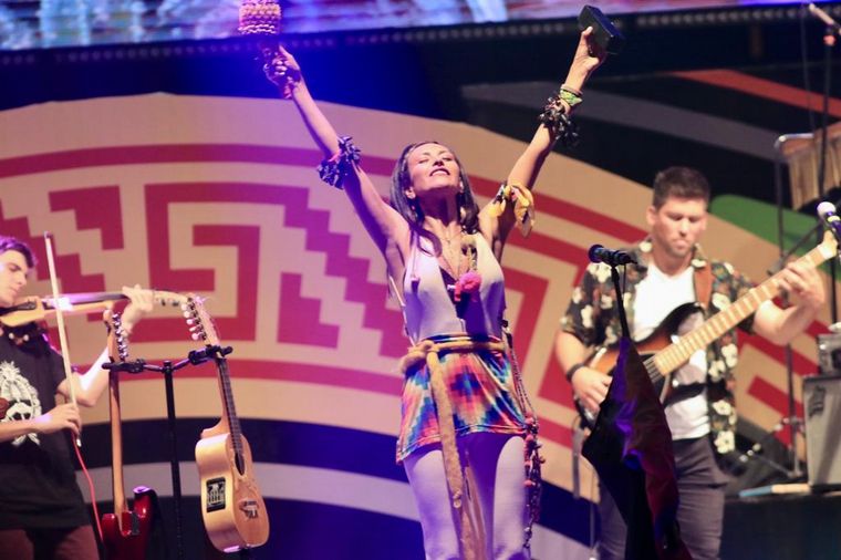 FOTO: Grandes folcloristas pasaron por el escenario en la sexta velada coscoína