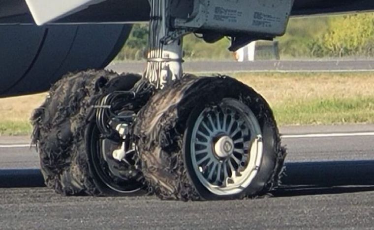 FOTO: Así quedó la rueda del avión (Twitter).