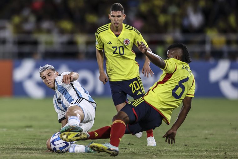 FOTO: Argentina enfrenta a Colombia con la obligación de ganar. (Foto: AFA)