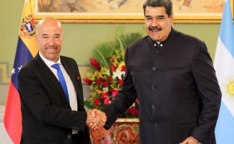 FOTO: El embajador argentino en Venezuela, Oscar Laborde, junto a Nicolás Maduro.