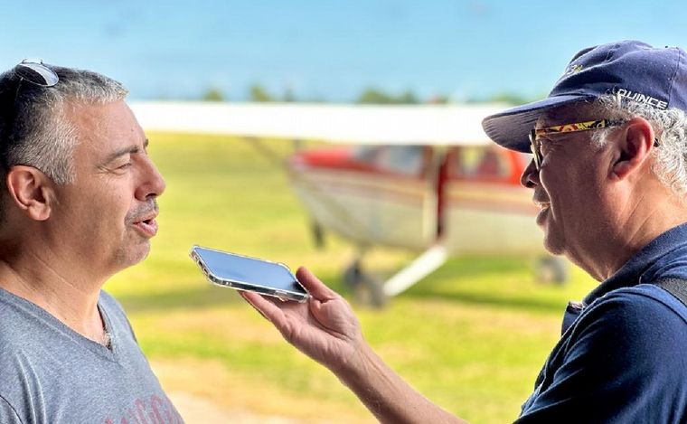 FOTO: Orlando Morales con el presidente del Aeroclub de Río Cuarto.