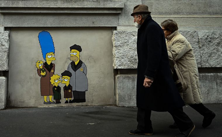 FOTO: Un artista pintó a Los Simpson como deportados judíos para recordar el Holocausto.