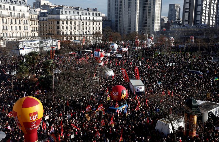 FOTO: Más de un millón de manifestantes protestaron contra la reforma jubilatoria de Macron