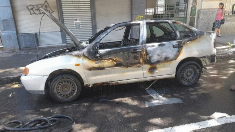 FOTO: Incendió su auto luego de que le hicieran una infracción (Foto: La Nueva)
