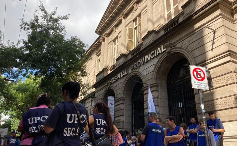 FOTO: UPCN corta el tránsito en Rosario frente al Hospital Provincial. 