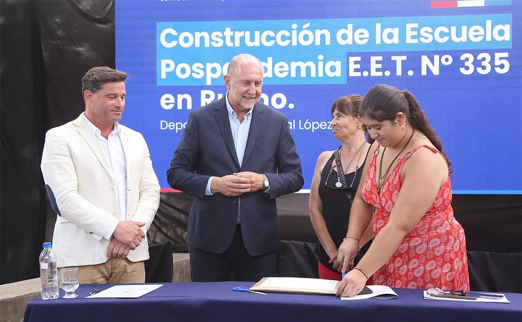 FOTO: Omar Perotti anunció que se llamará a licitación para construir 10 nuevas escuelas. 