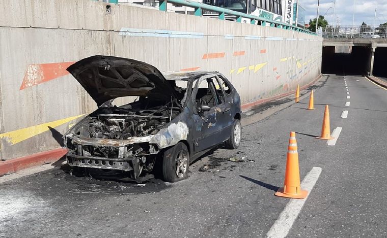 AUDIO: El vehículo quedó reducido a chatarra tras el incendio.