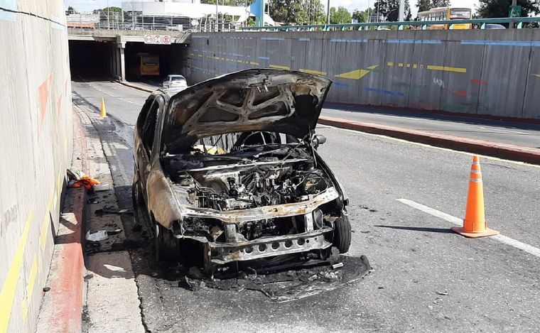 FOTO: Se incendió un auto en el puente de la Mujer Urbana: no hubo heridos.