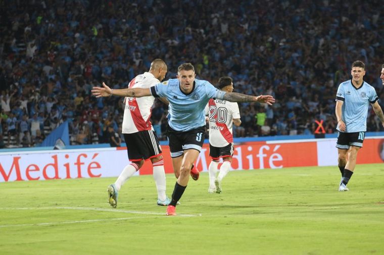 FOTO: Un animal del gol. Pablo Vegetti festeja su segundo tanto en el partido.