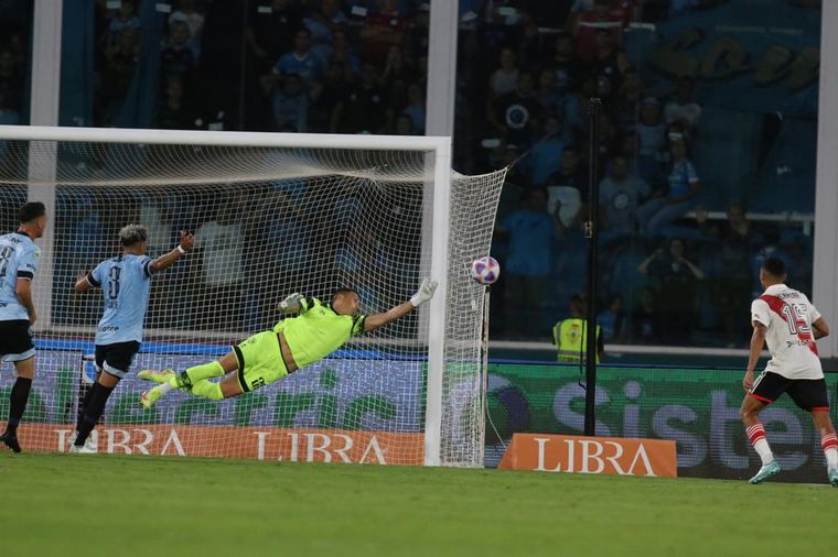 FOTO: Nahuel Losada vuela para sacar una pelota clave para conservar el triunfo.