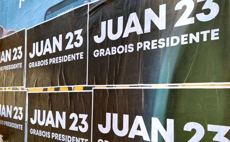 FOTO: Juan Grabois y una cartelera que lo anuncia en Rosario como candidato a Presidente.