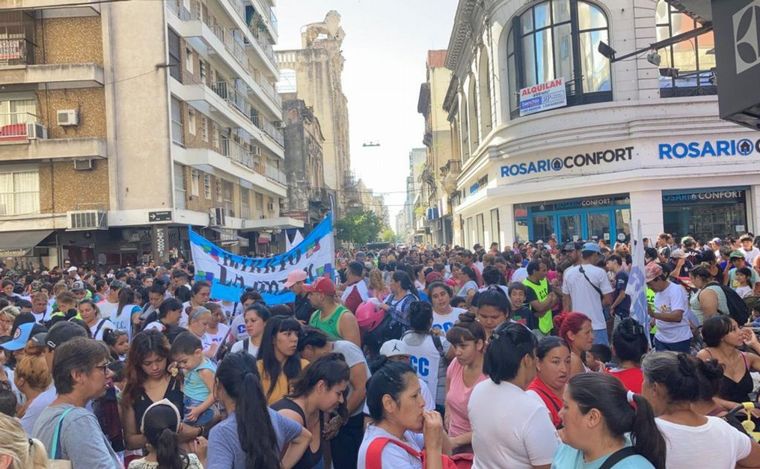 FOTO: La CCC y el Polo Obrero manifiestan en el centro de Rosario. 