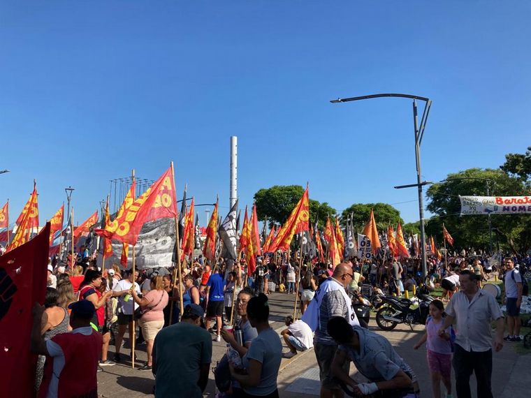 Polo Obrero y otras organizaciones sociales cortan el ingreso a Rosario en zona sur.