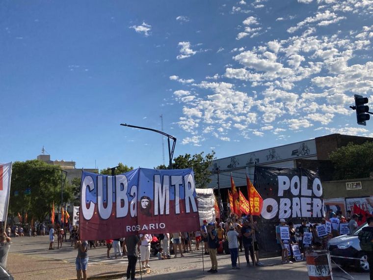 FOTO: Polo Obrero y otras organizaciones sociales cortan el ingreso a Rosario en zona sur.