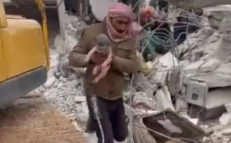 FOTO: Milagro en Siria: rescatan a una bebé que nació bajo los escombros 