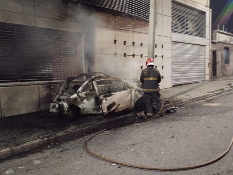 El auto quedó reducido a hierros tras el incendio.