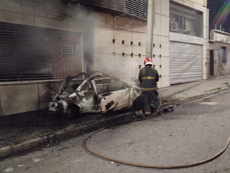 FOTO: El auto quedó reducido a hierros tras el incendio.