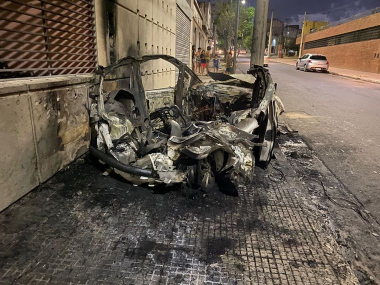 El auto quedó reducido a hierros tras el incendio.