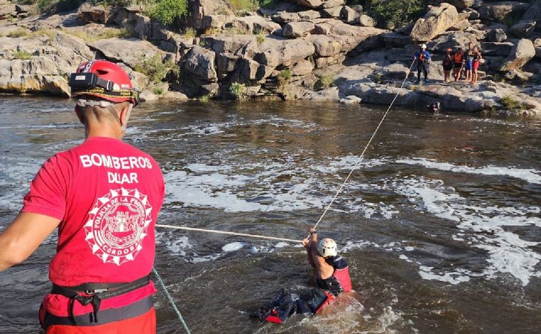 FOTO: Rescataron a 20 turistas atrapados en el río de Mina Clavero.