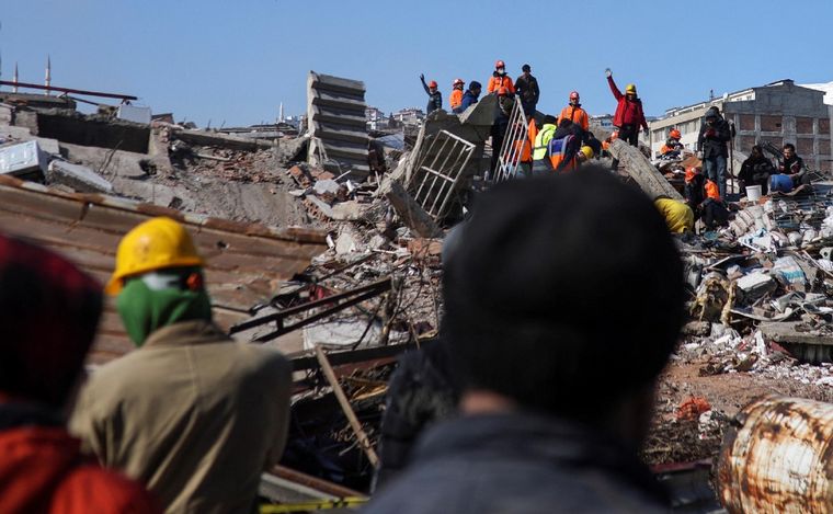 FOTO: Son más de 21 mil los muertos por el terremoto en Turquía y Siria.