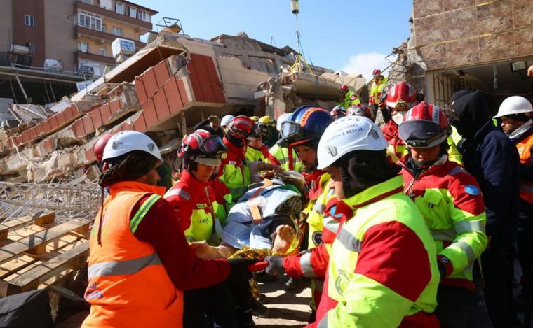 FOTO: Rescataron a una mujer que pasó más de 4 días sepultada tras el sismo en Turquía.