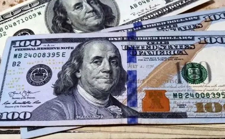 FOTO: Por la baja demanda, el dólar blue bajó y cerró la semana a $377
