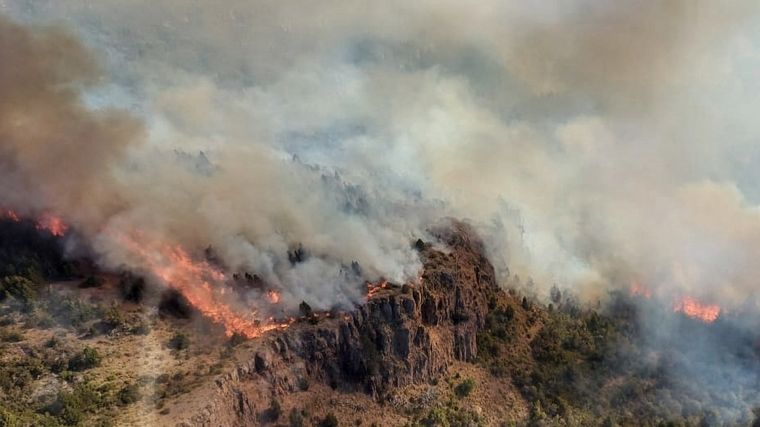 FOTO: Contienen foco de incendio en Chubut pero dos siguen activos