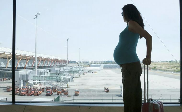 FOTO: La llegada de embarazadas rusas afectaría la seguridad del pasaporte argentino.