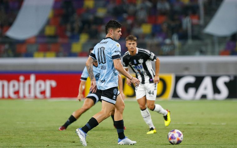 Bruno Zapelli ante la marca de los defensores de Central Córdoba. (Foto: CAB)