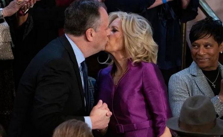 FOTO: El polémico beso de Jill Biden yDouglas Craig Emhoff