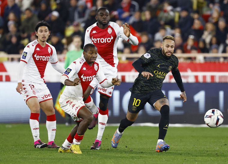 Neymar no pudo contra la marca férrea de los jugadores del Mónaco.