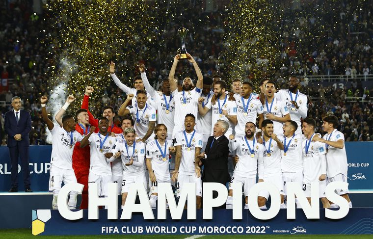 FOTO: El plantel del Real Madrid levanta el trofeo del Mundial de Clubes.