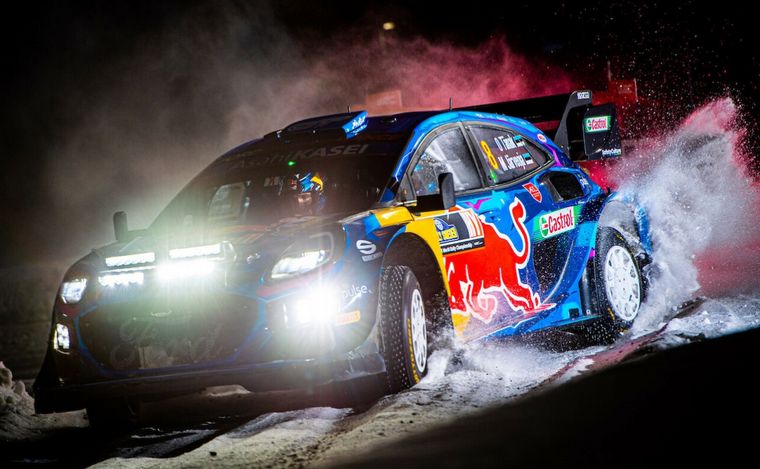 Cuando llegó la noche, Tänak atacó a fondo con el Ford y es puntero
