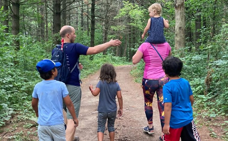 La familia con la que convive Evangelina.