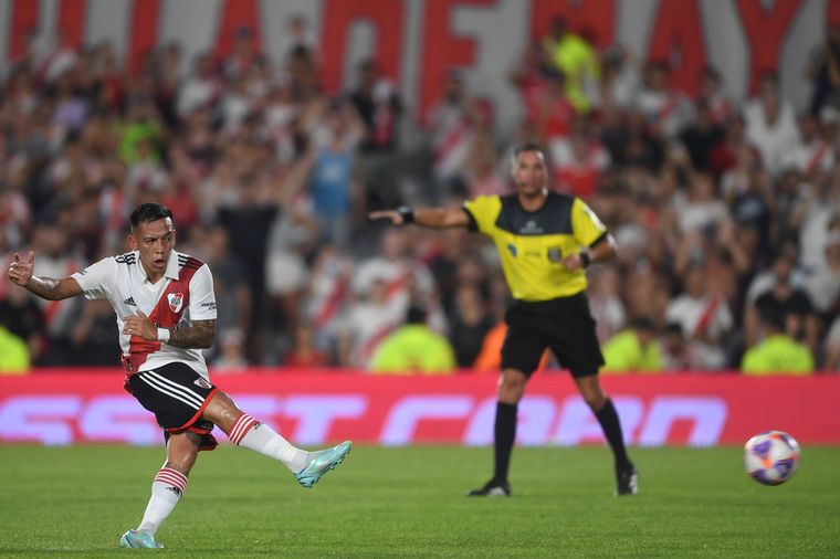 Esequiel Barco ejecuta el penal que le dio el triunfo a River sobre Argentinos.