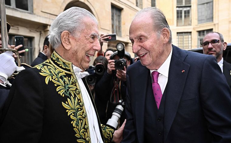 FOTO: Vargas Llosa juan al Rey emérito de España, Juan Carlos I.