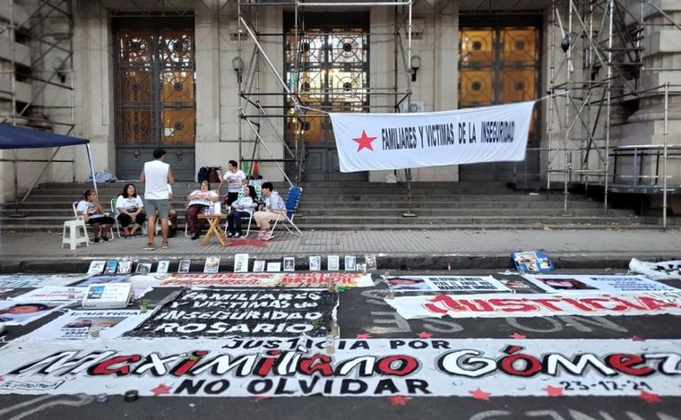 Familiares de víctimas acamparon frente a la sede de Gobernación.