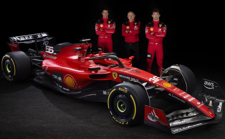 FOTO: Sainz Jr., Vasseur y Leclerc posando junto a la nueva SF-23 en Maranello