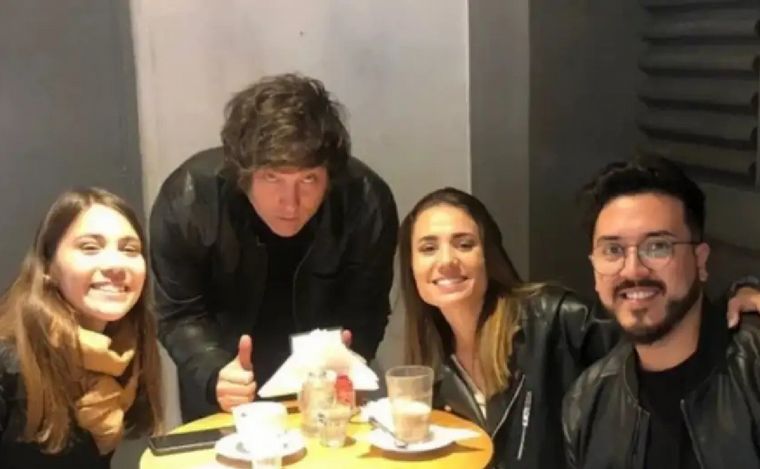 Mila Zurbriggen (a la derecha) acusó a Milei de designar cargos por favores sexuales.