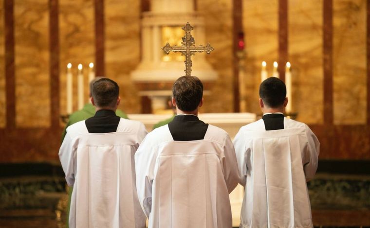 FOTO: Más de 100 sacerdotes acusados de abuso siguen activos en la iglesia de Portugal.