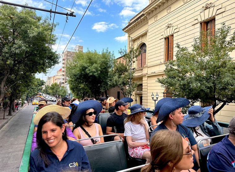 City tour en un antiguo bus inglés por Córdoba